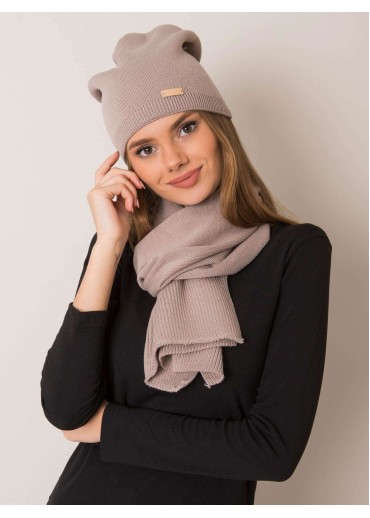 Biela čiapka a šál