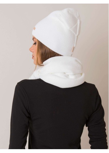 Biela čiapka a šál