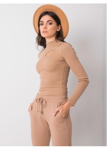 Kapučínovo hnedé tričko so stojačikom