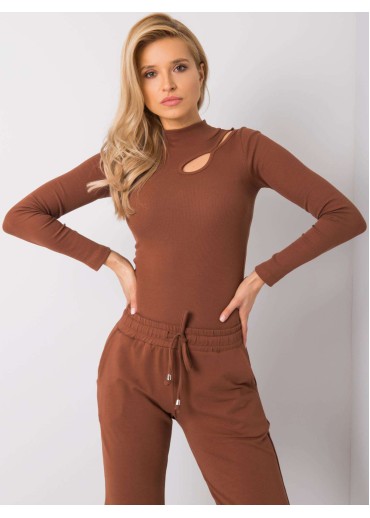 Hnedé tričko so stojačikom