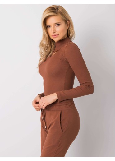 Hnedé tričko so stojačikom