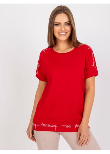 Červené tričko s nápisom