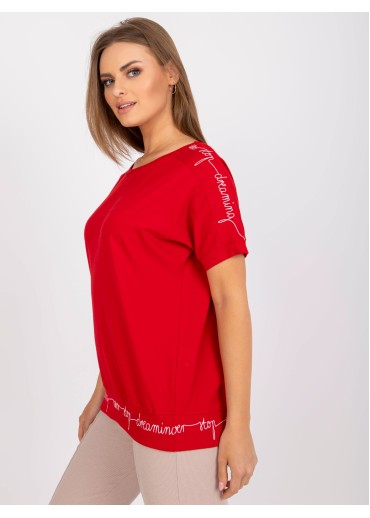 Červené tričko s nápisom