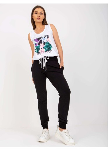 Čierny top a tepláky