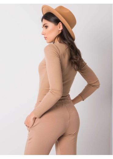 Kapučínovo hnedé tričko so stojačikom