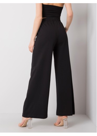 Čierne rozšírené tepláky