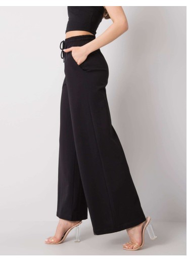 Čierne rozšírené tepláky