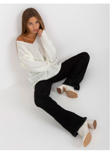 Smotanovo biely pulóver