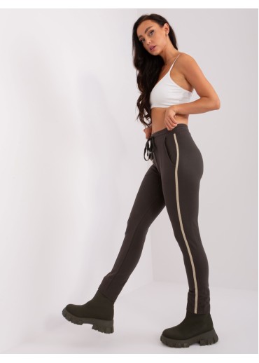 Tmavosivé tepláky s lampasom