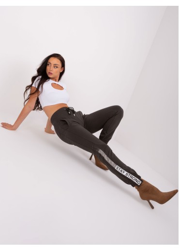 Tmavosivé tepláky s lampasom