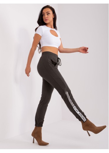 Tmavosivé tepláky s lampasom