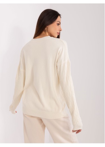 Smotanovo biely pulóver