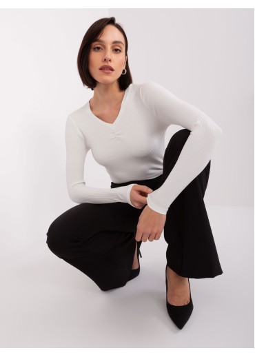 Smotanovo biele tričko s dlhým rukávom