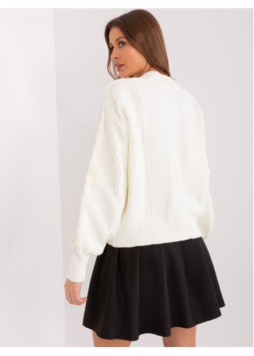 Smotanovo biely pletený sveter