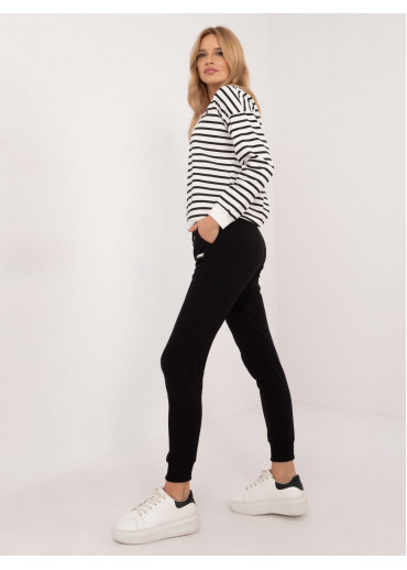 Čierna tepláková súprava s prúžkom