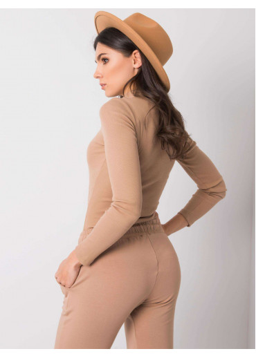 Kapučínovo hnedé tričko so stojačikom