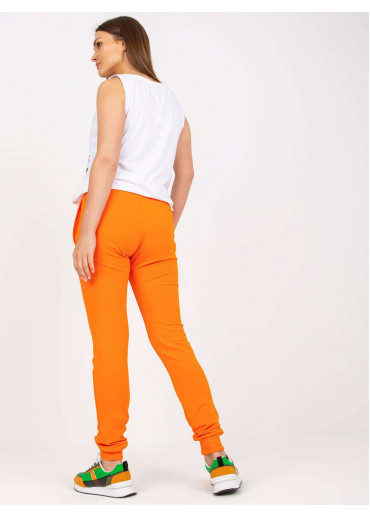 Oranžový top a tepláky