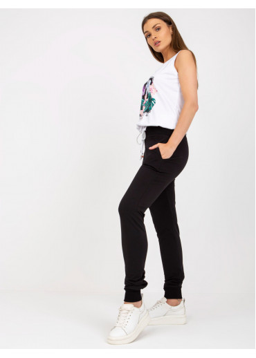 Čierny top a tepláky