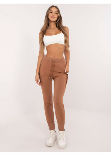 Hnedé tepláky zdobené gombíkmi