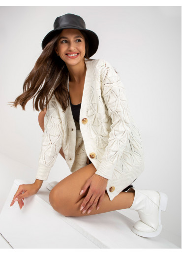 Smotanovo biely sveter