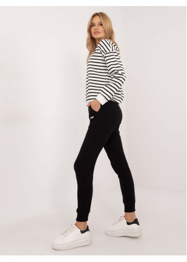 Čierna tepláková súprava s prúžkom