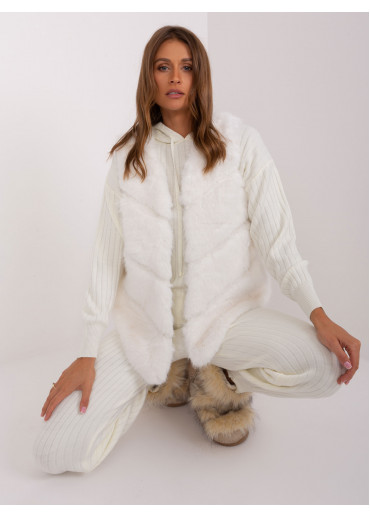 Smotanovo biela kožušinová vesta