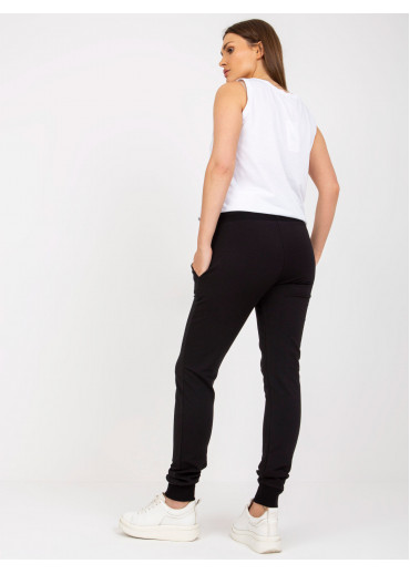 Čierny top a tepláky