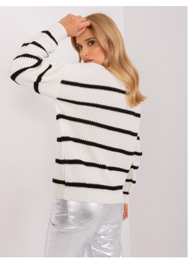 Smotanovo biely sveter