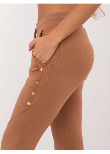 Hnedé tepláky zdobené gombíkmi