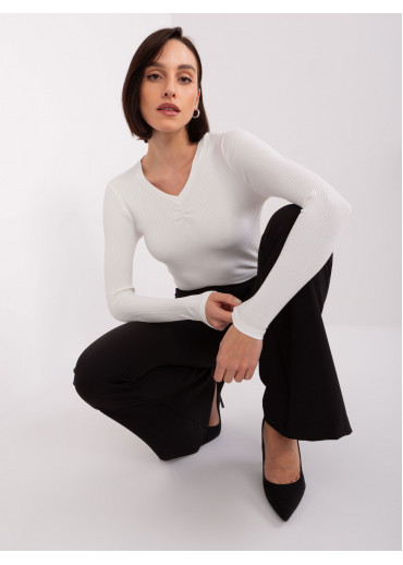 Smotanovo biele tričko s dlhým rukávom