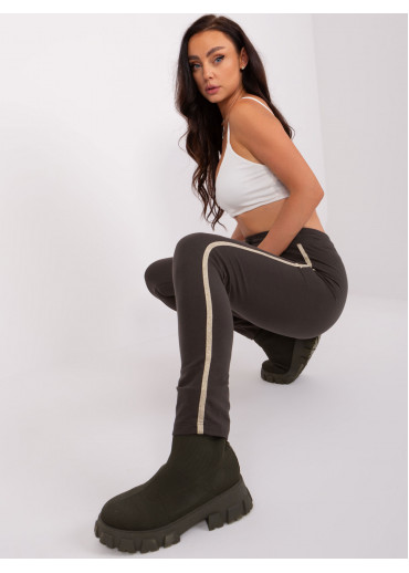 Tmavosivé tepláky s lampasom