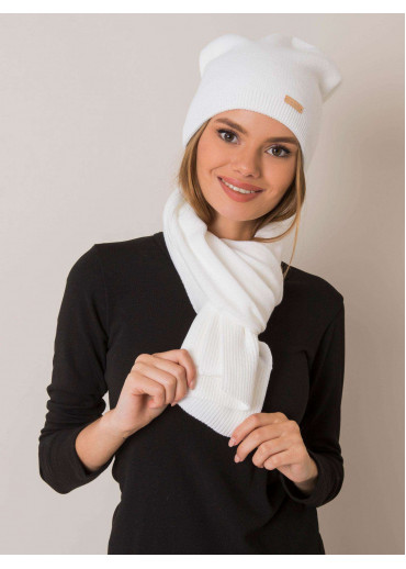 Biela čiapka a šál