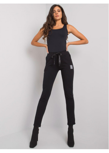 Čierne tepláky s lampasom