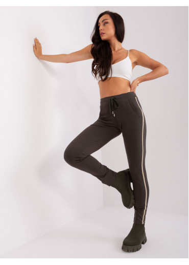 Tmavosivé tepláky s lampasom