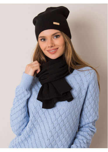 Čierna čiapka a šál