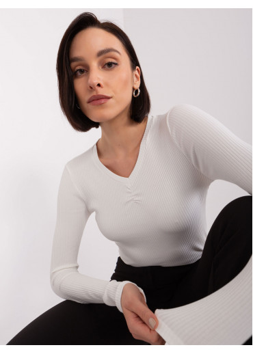 Smotanovo biele tričko s dlhým rukávom