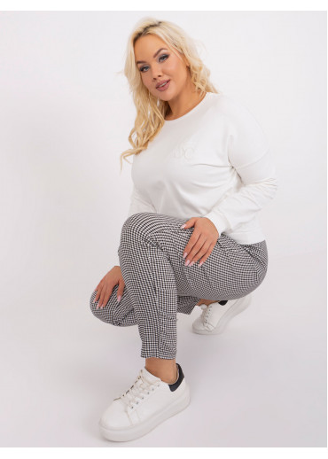 Smotanovo biele tričko s dlhým rukávom