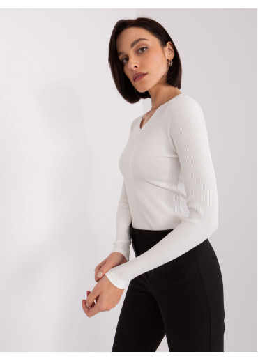 Smotanovo biele tričko s dlhým rukávom