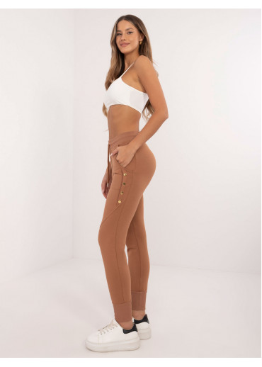 Hnedé tepláky zdobené gombíkmi