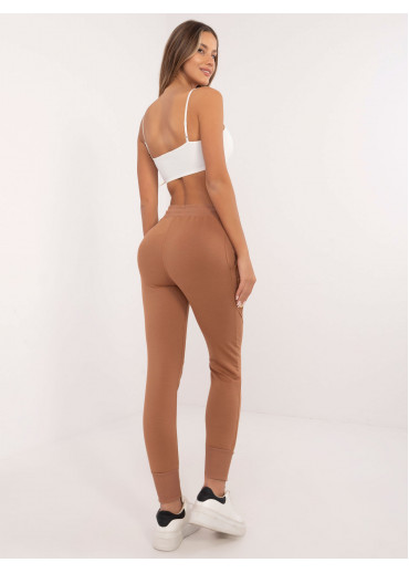 Hnedé tepláky zdobené gombíkmi