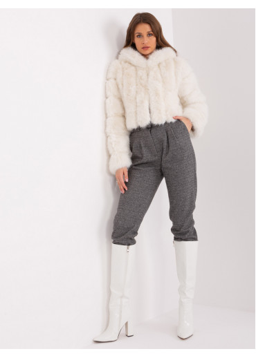 Smotanovo biela krátka bunda