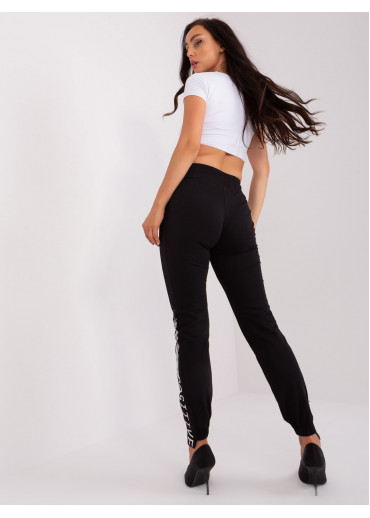 Čierne tepláky s lampasom