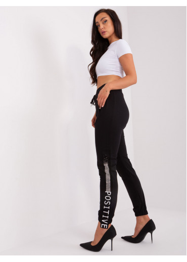 Čierne tepláky s lampasom