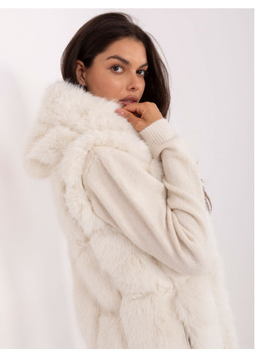 Smotanovo biela kožušinová vesta