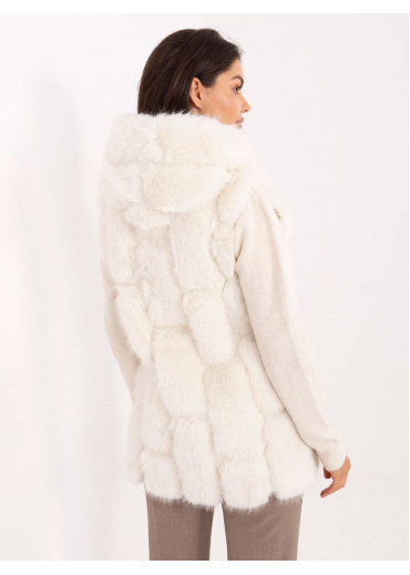 Smotanovo biela kožušinová vesta