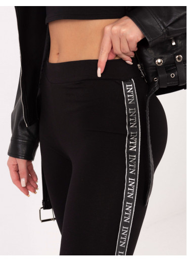 Čierne legíny s lampasmi