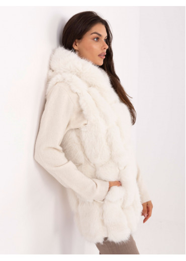 Smotanovo biela kožušinová vesta